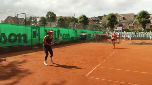 Женщины Теннисистки Играют Жёстко Клэй Корт Жаркий Летний День — стоковое видео