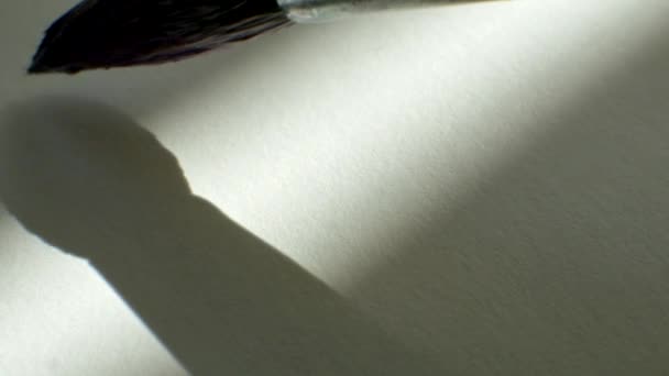 Ένα Μοβ Πινέλο Πινέλο Και Ακουαρέλα Λευκό Χαρτί — Αρχείο Βίντεο