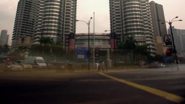 Timelapse Tilt Petronas Twin Towers Traffico Kuala Lumpur Malesia — Video Stock