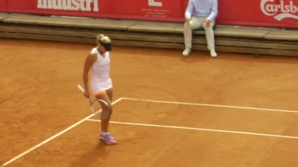 Jogadoras Tênis Feminino Jogam Duro Torneio Clay Court Dia Verão — Vídeo de Stock