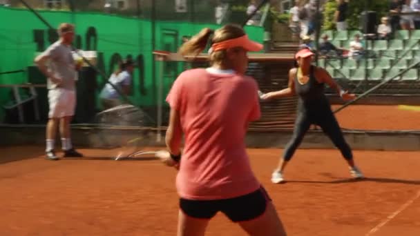 Las Jugadoras Tenis Juegan Duro Clay Court Día Caliente Verano — Vídeos de Stock