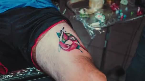 Timelapse Tatuador Haciendo Perezoso Colorido — Vídeo de stock