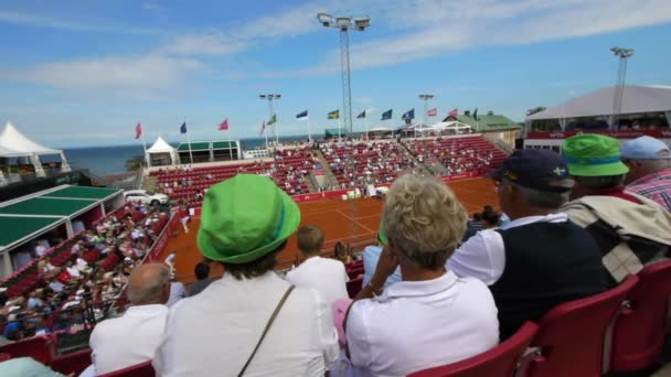 Люди Смотрят Теннисную Игру Толпы Любителей Тенниса Наблюдают Игрой Игрушек — стоковое видео