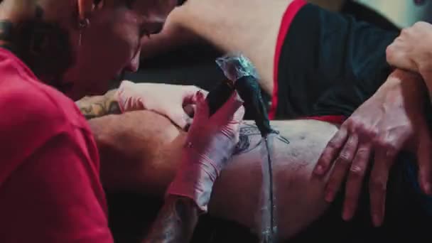 Timelapse Tatuador Haciendo Perezoso Colorido — Vídeo de stock