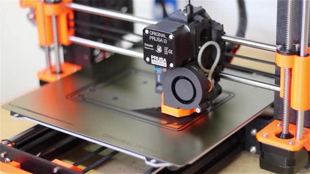 Close Una Nuovissima Stampante Prusa Mk3 Stampa Con Filamento Nero — Video Stock