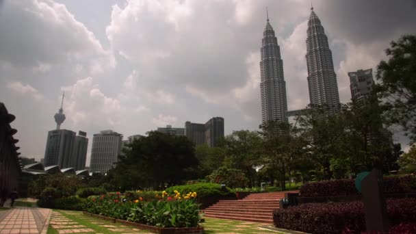 Timelapse Del Jardín Petronas Twin Towers Kuala Lumpur Malasia — Vídeos de Stock