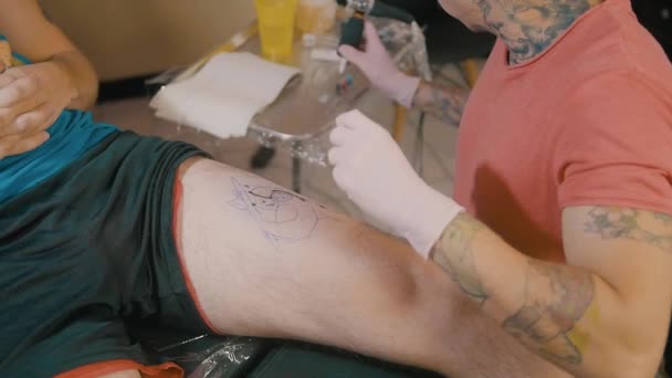 Tatuaje Cámara Lenta Trabajando Perezoso Colorido — Vídeo de stock