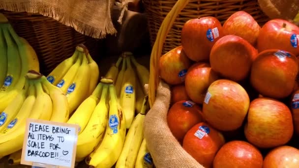 Panorama Lent Des Bananes Des Pommes Dans Marché Gastronomique — Video