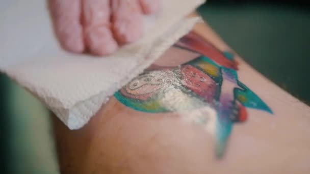 Татуировщик Чистит Разноцветную Татуировку Ленивца — стоковое видео