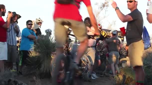 砂漠で自転車のライダーと外でパーティーをする人々 — ストック動画