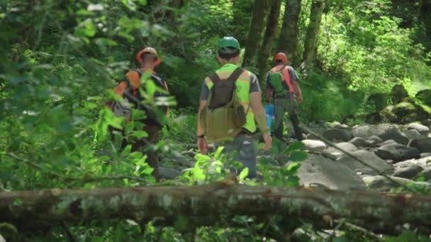 Bouwvakkers Lopen Door Een Bouwplaats Een Rotsachtige Kreekbodem — Stockvideo