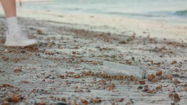 男子在慢动作中清理海滩的特写 — 图库视频影像