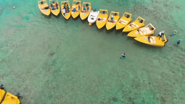 Съемка Беспилотника Канкуне Мексика Над Зеленым Голубым Чистым Морем Некоторыми — стоковое видео