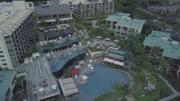 Aerial Shot Drone Flying Backwards Beach Resort Kihei Maui Hawaii — Stock Video