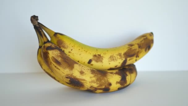 Bananas Excessivamente Maduras Isoladas Fundo Branco Looping — Vídeo de Stock