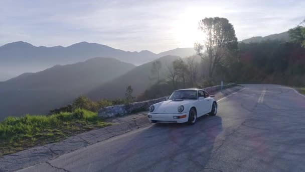 Filmagem Matinal Alguns Carros Clássicos Conduzindo Uma Estrada Montanha Nascer — Vídeo de Stock