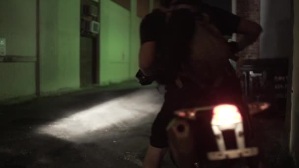 Två Motorcyklar Passerar Gränd Natten — Stockvideo