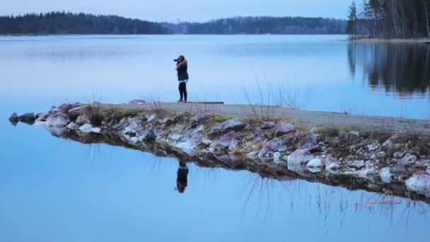 Chica Fotografiando Lago — Vídeo de stock