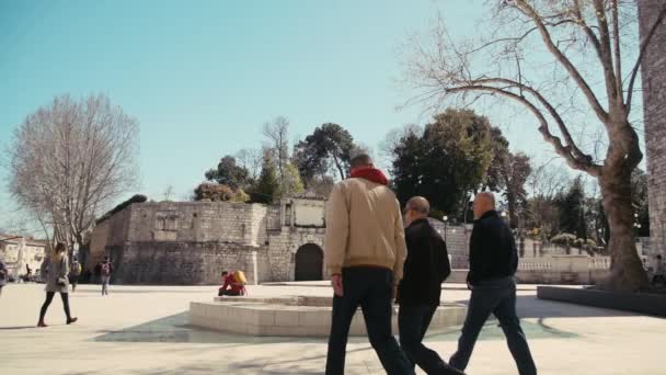 Personas Caucásicas Caminando Por Ciudad Zadar Croacia Moción Lenta — Vídeos de Stock