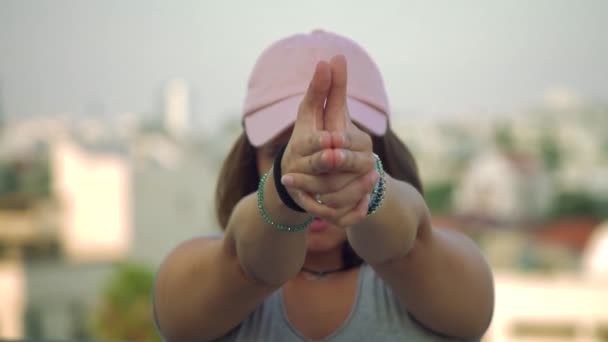 Lenta Moción Adolescente Niña Fingiendo Disparar — Vídeo de stock