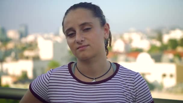 Özgür Ruhlu Genç Kız Komik Suratlar — Stok video