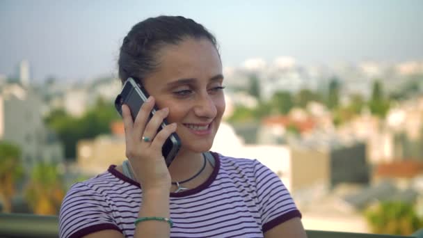 Livre Espirituoso Adolescente Menina Falando Seu Celular — Vídeo de Stock