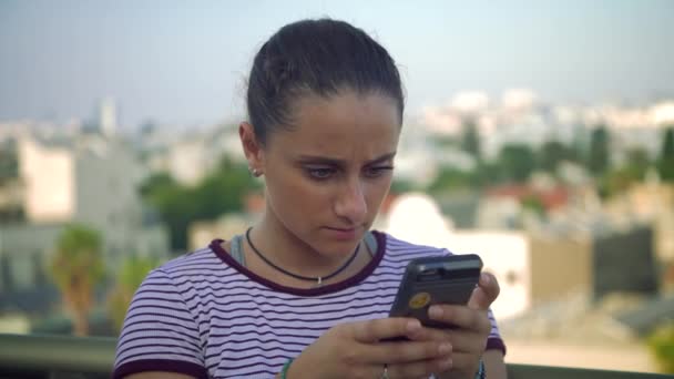 Free Spirited Teenage Girl Texting Surpresa Reação — Vídeo de Stock