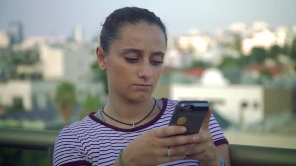 Libre Espíritu Adolescente Chica Mensajes Texto — Vídeo de stock