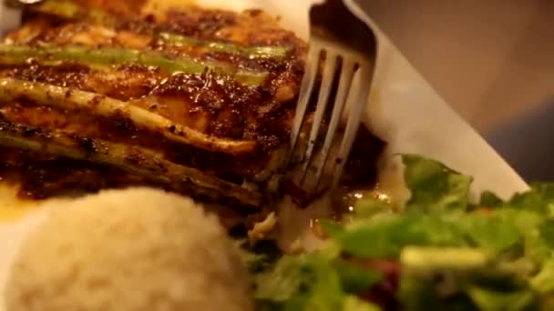 Cerca Plato Ensalada Con Filete Con Tenedor Agarra Poco — Vídeo de stock