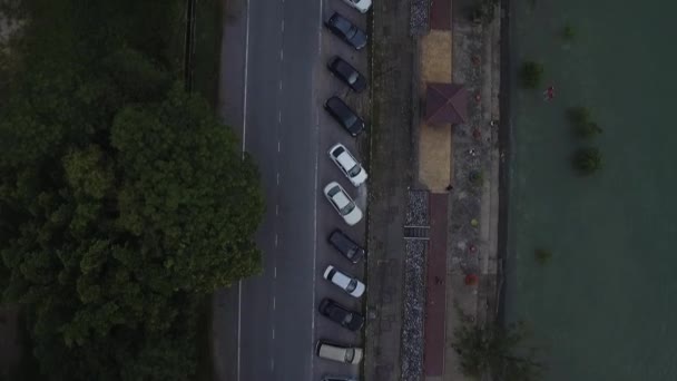 Vista Dall Alto Verso Basso Delle Auto Parcheggiate Accanto Alla — Video Stock