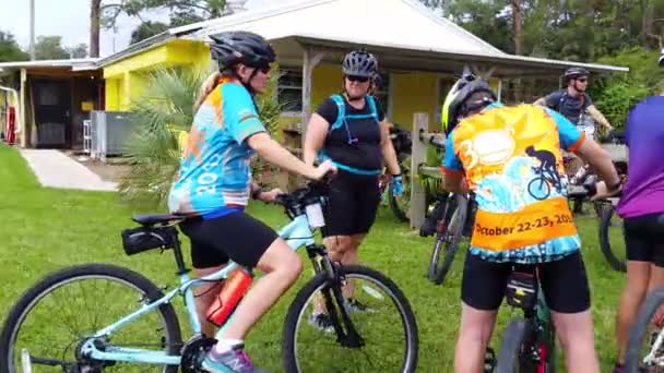 Skupina Terénních Cyklistů Jízda Horských Kolech Kempování Oblasti Divoké Přírody — Stock video