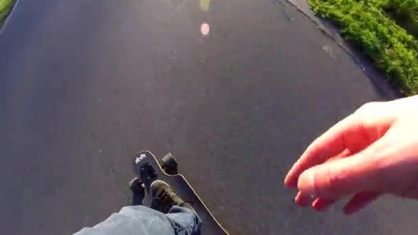 Pokazuje Osobę Jeżdżącą Longboardzie Górne Ujęcie — Wideo stockowe