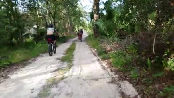 Grupo Ciclistas Fuera Carretera Montar Bicicleta Montaña Acampar Área Silvestre — Vídeos de Stock