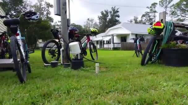 Gruppo Ciclisti Fuoristrada Mountain Bike Equitazione Campeggio Nella Zona Selvaggia — Video Stock