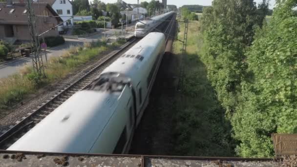 Twee Treinen Die Elkaar Kruisen Een Klein Treinstation — Stockvideo