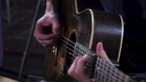 Человек Играет Акустической Гитаре — стоковое видео