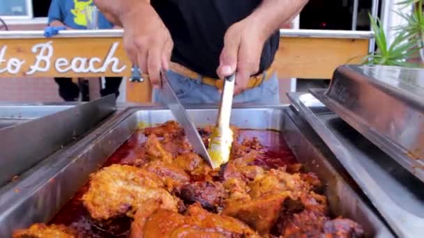 Birria Een Mes Snijden Door Een Stuk Vlees Langzaam Gekookt — Stockvideo