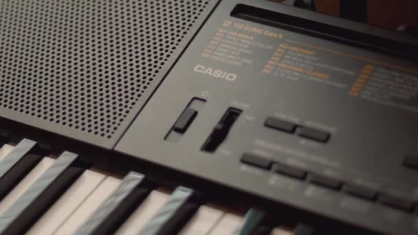 Een Zwart Casio Toetsenbord — Stockvideo