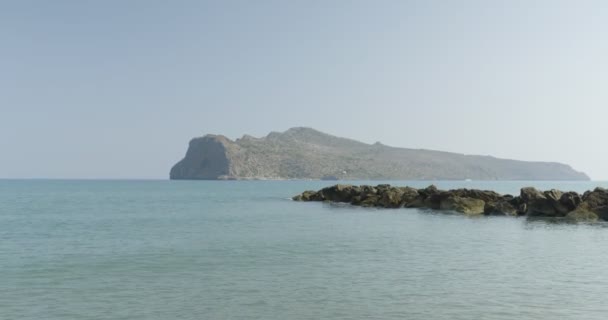 Ayioi Theodhoroi Vista Isla Desde Playa — Vídeos de Stock