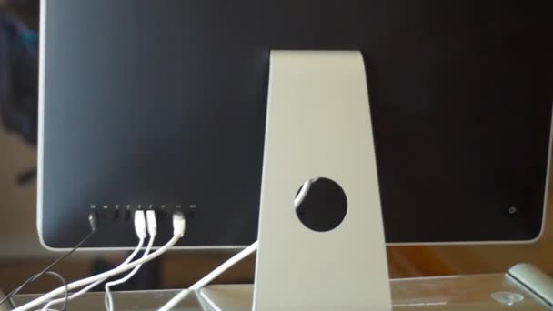 Ein Mac Computer Desktop Auf Einem Tisch — Stockvideo