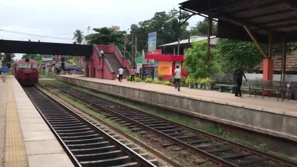 一列火车就要在火车站停了 — 图库视频影像