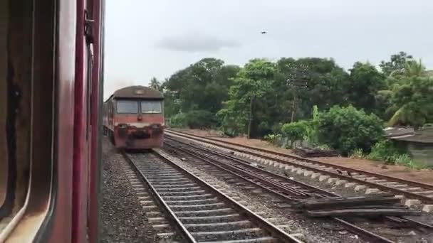 他の列車の後ろに列車のドライブ — ストック動画