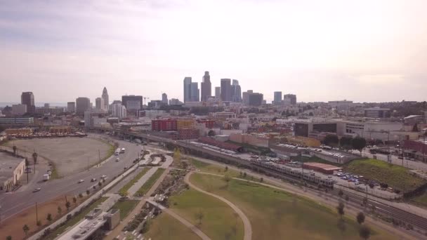 Utsikt Sentrum Los Angeles Mens Går Park Med Metrotog Som – stockvideo