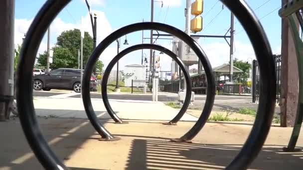 Kruh Kolo Stojan Vedle Vlakového Nádraží Křižovatka Zoom Cyklisty Procházející — Stock video