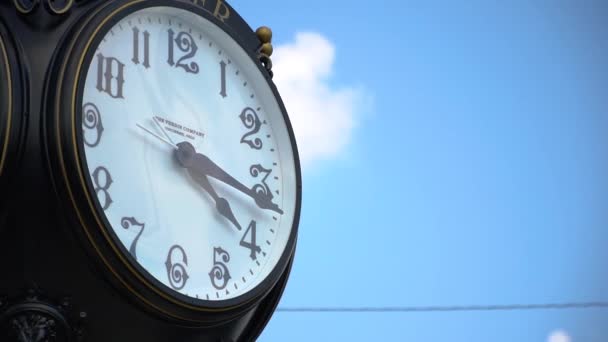 Reloj Gigante Junto Intersección Con Cielo Azul Fondo — Vídeo de stock