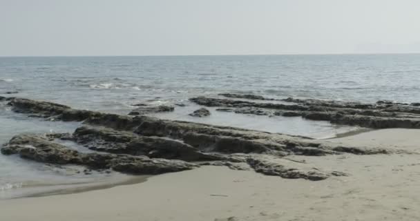 Пляж Агия Марина Скалы — стоковое видео