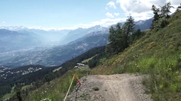 Pessoa Saltando Trilha Montanha Com Bicicleta Downhill — Vídeo de Stock