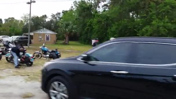 Panning Shot Motocyklistów Zatrzymany Poboczu Drogi — Wideo stockowe