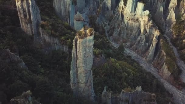 Erosión Las Tierras Baldías Los Pináculos Putangirua Una Característica Espectacular — Vídeos de Stock