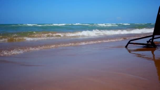 Verzonken Strandstoel Het Zand Terwijl Oceaangolven Langs Kust Neerstorten Een — Stockvideo